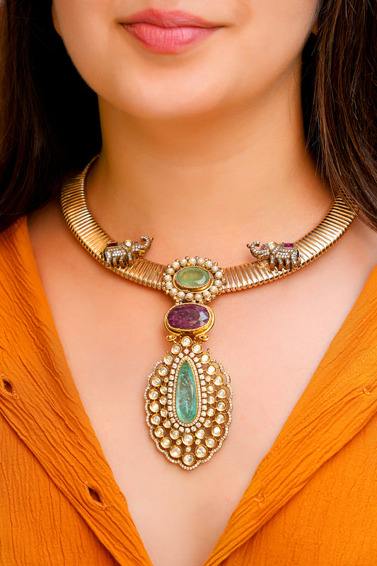 Imperial Gaja Hasli – Emerald & Ruby Ribbed Antique Gold Statement Collar