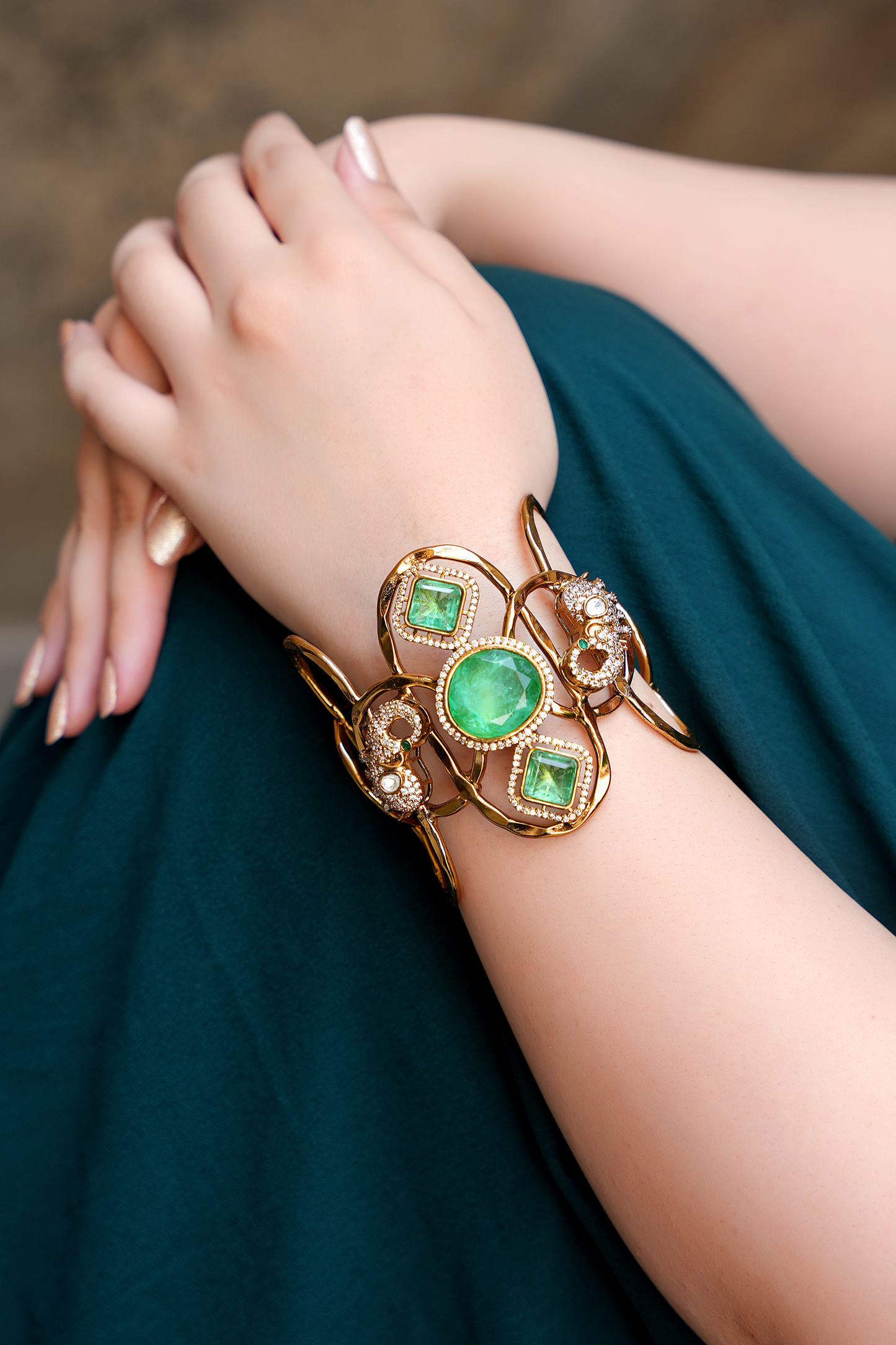 Legacy Mayura Emerald Monolith – Architectural Gold & Polished Emerald Statement Cuff