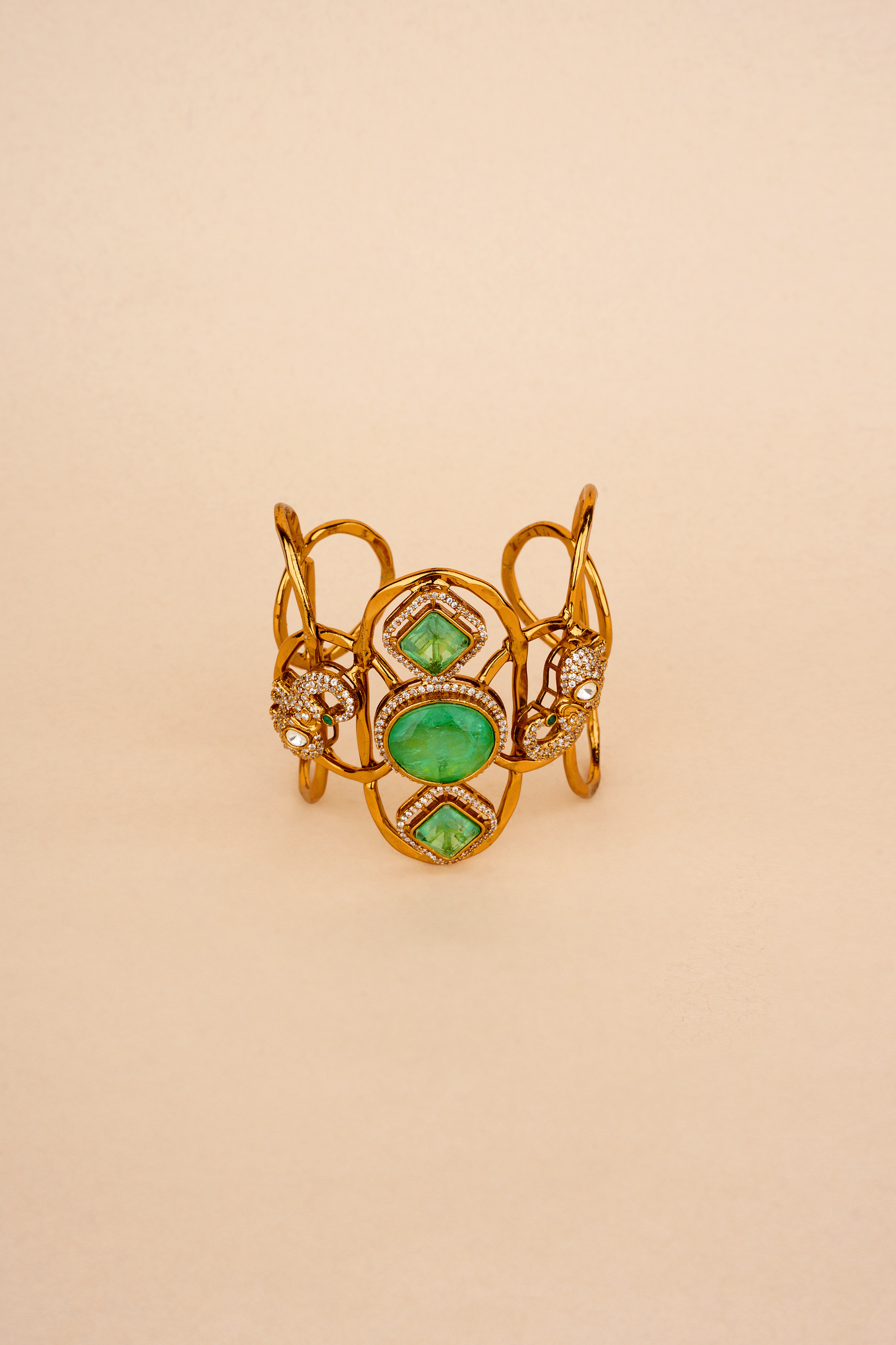 Legacy Mayura Emerald Monolith – Architectural Gold & Polished Emerald Statement Cuff